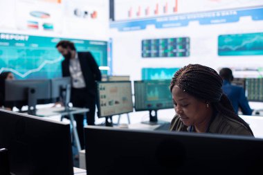 Genel müdür, kontrol odasındaki görevleri çözmek için büyük veriler kullanıyor. Performans ölçüm analizi yapmak için büyük ekranda çalışıyor. Yönetici organizasyon verimliliğini güvence altına alıyor.