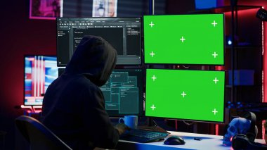 Hacker, kara borsada satılacak önemli verileri çalmak için yeşil ekran bilgisayarında casus yazılım geliştiriyor. Kapüşonlu dolandırıcı kroma anahtarına kötü niyetli kod yazıyor PC, kamera A