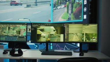 Kamu Güvenliği Merkezi 'nde uydu kamera sistemi var. Radar görüntülerinden trafiği izliyorlar. Ofisleri olan gözlem odası, hükümet merkezi..