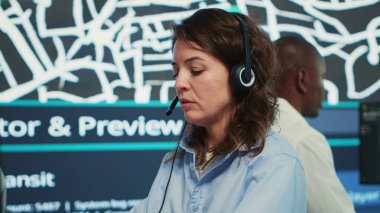 Çağrı merkezi çalışanı, uydu şehir haritası ve güvenlik kamerası görüntülerini kullanarak kuryeler için alternatif güzergahlar belirlemeye çalışıyor. Operatör GPS 'e yön tarifi veriyor. Kamera A.