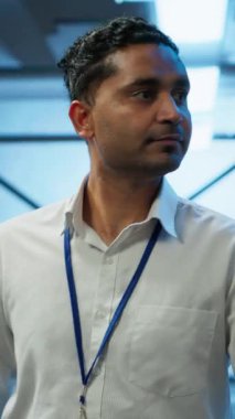 Sunucu satırları arasında yürüyen dikey video Yöneticisi, donanım uygulaması ve yönetimi ile optimal performans ve güvenilirliği sağlamaya çalışıyor. Veri merkezinde yüksek teknoloji tesisini denetleyen bilişim personeli.