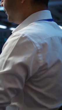 Dikey bilgisayar bilimcisi veri merkezini denetliyor, sistemin ağ oluşturma görevlerini yerine getirmesini sağlamak için geliştirmeler ve güncellemeler yapıyor. Sunucu odasındaki kadının ağ trafiğini izlemesini kapat