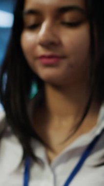 Veritabanlarını yöneten ve koruyan, veri bütünlüğü, güvenlik ve ulaşılabilirliği sağlayan yüksek teknoloji veri merkezinde dikey video mühendisi. Sunucu odası süper bilgisayarlarını güncelleyen Hintli kadın