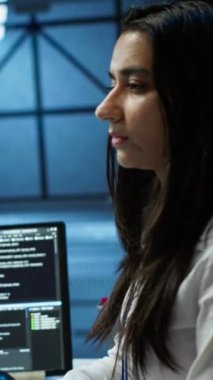Dikey Video Yöneticisi sunucu merkezinde yapay zeka iş yüklerinin veri işleme gereksinimlerini optimize etmek için bakım yapıyor. Uzman makine öğrenme ve kamera için kullanılan veri merkezini inceler