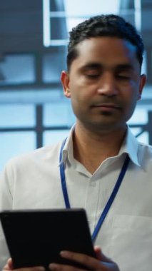 Veri merkezindeki dikey video güvenlik analisti güvenlik tehditlerini izliyor, siber güvenlik önlemleri uyguluyor. Veri merkezi varlıklarını ve kamera A 'yı koruma yönetmeliklerine uymayı garanti eden uzman