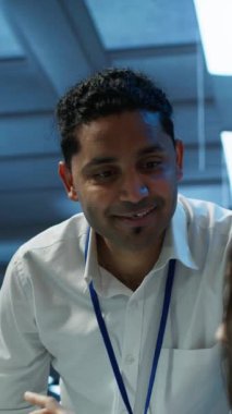 Veritabanlarını yöneten ve koruyan, veri bütünlüğü, güvenlik ve ulaşılabilirliği sağlayan yüksek teknoloji veri merkezindeki dikey video ekibi çalışanları. Sunucu odası sistemlerini güncelleyen uzmanlar takımı