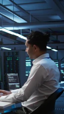 Sunucu odasındaki dikey bilgisayar bilimcileri hassas bilgileri çalan bilgisayar korsanlarının saldırısına karşı donanımı koruyorlar. Veri Merkezi Siber Güvenlik Bölümü, güvenlik ihlaliyle mücadele eden takım arkadaşları