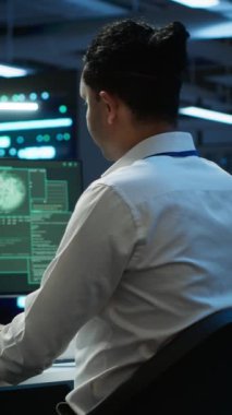 Sunucu odasındaki dikey bilgisayar bilimcileri hassas bilgileri çalan bilgisayar korsanlarının saldırısına karşı donanımı koruyorlar. Veri Merkezi Siber Güvenlik Bölümü, güvenlik ihlaliyle mücadele eden takım arkadaşları