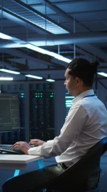 Dikey video geliştirici ve veri merkezini denetleyen iş arkadaşı, sistemin ağ oluşturma görevlerini yerine getirmesini sağlamak için geliştirmeler ve güncellemeler yapıyor. Sunucu odasındaki ekip çalışması izleme ağı