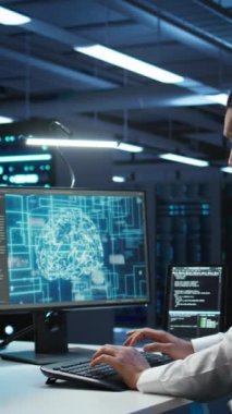 Dikey bilgisayar bilimcisi sunucu odasında kontrol yapmak için yapay zeka teknolojisini kullanıyor. Veri merkezindeki bilişim personeli eğitim verilerini işlemek için yapay zeka teknolojisini kullanıyor, kamera B