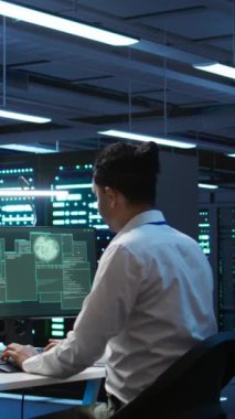 Sunucu merkezindeki programcılardan oluşan dikey video ekibi donanımı hacker saldırısından ve hassas bilgileri çalmaktan korumaya çalışıyor. Veri Merkezi Siber Güvenlik Bölümü çalışanları güvenlik sırasında virüsle savaşıyor
