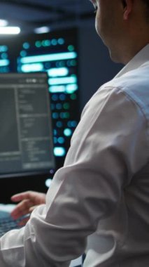 Ağ donanımı çözme görevlerinin kurulumundan sorumlu dikey video veri merkezi sistem yöneticisiyim. İşteki IT çalışanı sunucu odası donanımı, kamera B 'de bakım yapıyor.