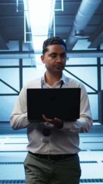 Veri merkezinde dizüstü bilgisayar kullanan dikey video teknisyeni sunucuları yönetiyor, işletim sistemlerini yönetiyor. Sunucu merkezinde ağların güvenli ve düzgün çalışmasını sağlamak için dizüstü bilgisayar kullanan profesyonel kamera B