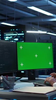 Yeşil ekran bilgisayar kullanarak veri merkezini denetleyen dikey video sistemi yöneticisi, sistemin ağ görevlerini yerine getirmesini sağlar. Model PC ile ağ trafiğini izleyen sunucu odası uzmanı