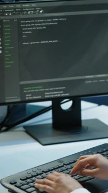 Veri merkezindeki dikey bilgisayar bilimcisi PC kullanarak güvenlik tehditlerini izliyor ve siber güvenlik önlemleri uyguluyor. Sunucu çiftlik çalışanı yönetmeliğe uymayı garanti ediyor, kamera A