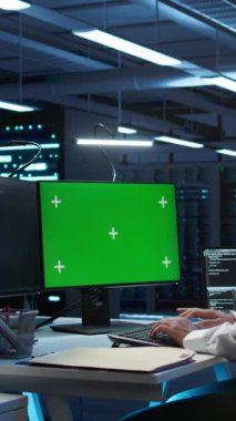 İzole ekran bilgisayarı kullanarak veri merkezini denetleyen dikey video programcısı, sistemin ağ görevlerini yerine getirmesini sağlar. Chroma anahtar PC ile ağ trafiğini izleyen sunucu odası uzmanı