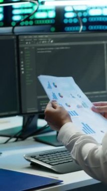 Veri merkezindeki dikey video sistemi yöneticisi donanımın doğru belgelerini tutuyor, raporlar hazırlıyor. Yüksek teknoloji sunucu çiftliğinde bilişim uzmanı işyeri felaket kurtarma planı yapıyor, kamera