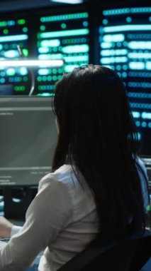 Veri merkezindeki programcılardan oluşan dikey video ekibi ağ çözme ekipmanlarının kurulumu ve onarımından sorumludur. Sunucu odası altyapısında bakım yapan takım arkadaşları