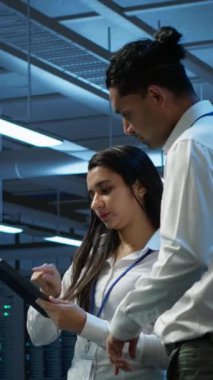 Veri merkezindeki dikey video yöneticileri aygıt kullanarak veri tabanlarını yönetir ve korurlar, veri bütünlüğü ve güvenliğini sağlarlar. BT uzmanları sunucu odası çalışma alanı sistemlerini tablet kullanarak güncelliyor