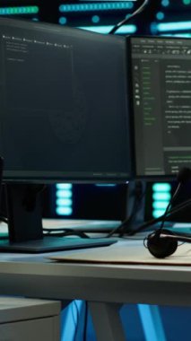 Veri merkezindeki dikey video teknisyeni kullanıcılara teknik destek sağlıyor, sorun yaratma sorunları, kapatın. Müşteriler tarafından istenilen operasyonel teknik müdahaleleri gerçekleştiren sunucu merkezi çalışanları