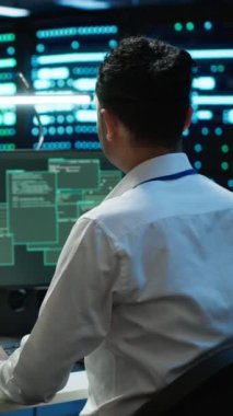 Sunucu merkezindeki dikey video mühendisi bilgisayar korsanlarının güvenlik duvarını aşıp hassas kullanıcı verilerini çalmasından korkuyor. Bilgisayardaki güvenlik ihlali uyarısını gördükten sonra korkmuş adam panikledi