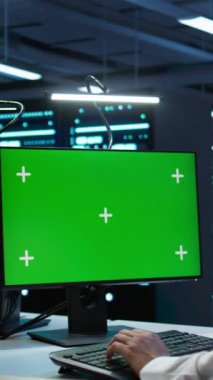Veri merkezinde dikey video sistemi yöneticisi izole ekran PC 'sine yazılım yüklüyor, sorun çözme sorunları. Yönetici sunucu merkezinde performans kriterleri belirlemek için model bilgisayar kullanır