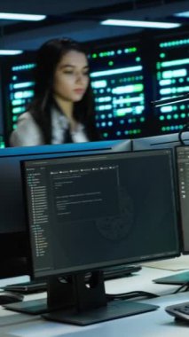 Yüksek teknoloji veri merkezindeki dikey video çalışanları güvenlik tehditlerini izliyor, siber güvenlik önlemlerini uyguluyor. Bilgi İşlem personeli sunucu odası çalışma alanı düzenlemelerine uymayı güvence altına alıyor