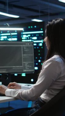 Veri merkezindeki programcılardan oluşan dikey video ekibi ağ çözme ekipmanlarının kurulumu ve onarımından sorumludur. Sunucu odası altyapısında bakım yapan takım arkadaşları