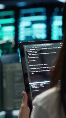 Cihaz üzerindeki ağ donanımı çözme görevlerinin kurulumundan sorumlu dikey video veri merkezi yazılım geliştiricisi. Sunucu odasının altyapısında bakım yapan kadını kapatın.