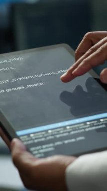 Çalışma alanındaki görevleri çözen ağ sistemlerinin kurulumundan sorumlu dikey video veri merkezi yöneticisiName Bilgi işlem çalışanı tarafından kullanılan, sunucu çiftliği teçhizatında bakım yapan tableti kapat, kamera A