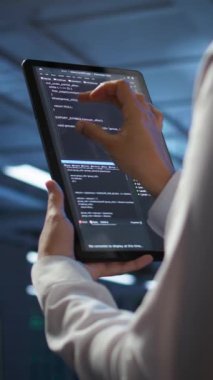 Cihaz üzerindeki ağ donanımı çözme görevlerinin kurulumundan sorumlu dikey video veri merkezi yazılım geliştiricisi. Sunucu odasının altyapısında bakım yapan kadını kapatın.