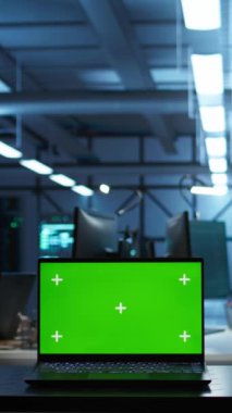 Bulanık arkaplan yönetimi sunucularında veri merkezinde teknisyen tarafından kullanılan model dizüstü bilgisayara dikey video odaklan. Sunucu merkezinde uzman tarafından ağların kurulmasını sağlamak için kullanılan kroma anahtar defterini kapat