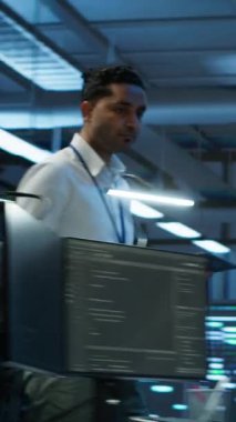 Yüksek teknoloji veri merkezinde tablet kullanan programcılardan oluşan dikey video ekibi. Sunucu çiftliğinde çalışan takım arkadaşları aygıt kullanarak, performans kriterleri oluşturarak, kamera A