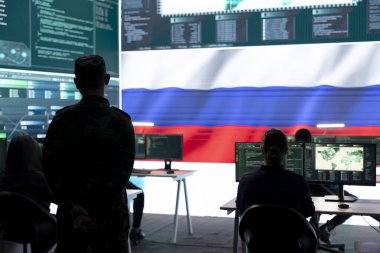 Rus ordusunun hükümet kontrol odasında çalışan askeri hacker rakip devletlerin ağ sistemlerini kırarak sahte haberler yayıyor ve melez savaş propagandası yapıyor. Beyin yıkama ideoloji stratejisi.