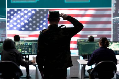 Birleşik Devletler askeri, devlet izleme odasında sunucu sızıntısından istihbarat toplamak için selamını sunuyor. Siber savaş sırasında görevli askeri personel..