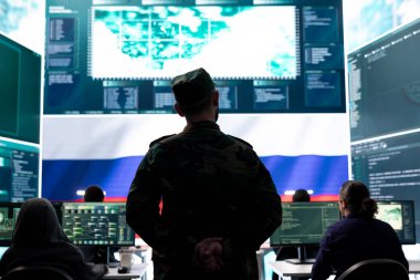 Devlet operasyonları merkezinde çalışan Rus ordusundan uzman bir hacker sahte haberler yaymak ve hibrit savaş propagandası yapmak için rakip devletlerin ağına sızıyor. Beyin yıkama stratejisi.