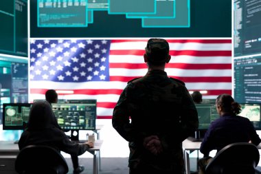 ABD ordusu yetkilisi sunucuların korunması ve devlet sırlarının korunması, yüksek teknoloji bürosundaki önemli melez savaş verilerinin korunması üzerinde çalışıyor. Askeri asker hackleme faaliyetlerini denetliyor..