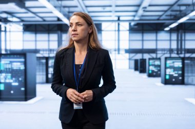 Veri merkezindeki sistem yöneticisi veri merkezi altyapısıyla ilgili teknik sorunları tanımlıyor ve çözüyordu. Yüksek teknoloji sunucu merkezi ortamını yöneten, koruyan ve koruyan bilişim uzmanı