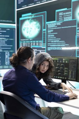 Hükümet hackerları hassas bilgileri dijital paralı askerlerin siber tehditlerinden korumak için takım çalışması yapıyorlar. Uzmanlar çevrimiçi güvenlik ve siber savunma taktiklerine odaklanıyorlar.