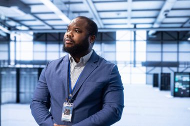 Veri merkezinde yürüyen mühendis, ağ altyapısını yapılandırıyor ve yönetiyor, yönlendiriciler, anahtarlar ve güvenlik duvarları gibi. Sunucu merkezinde teknik sorunları araştıran bilişim uzmanı