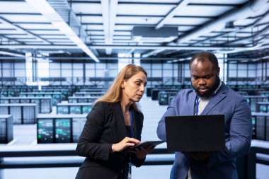 Veri merkezindeki programcılar ekipleri donanım ve donanımı kontrol ediyor, kontrol ediyorlar. Yüksek teknolojili sunucu merkezi göçü ve güncellemelerini planlayan ve uygulayan takım arkadaşları