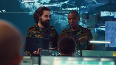 Komutanlar, askerlerini görev statüsü ve hedefleri hakkında bilgilendirmek ve güncellemek için brifingler düzenliyor, askeri uyduyu bir operasyon üssünden kullanıyorlar. Bilgi toplama. Kamera A.