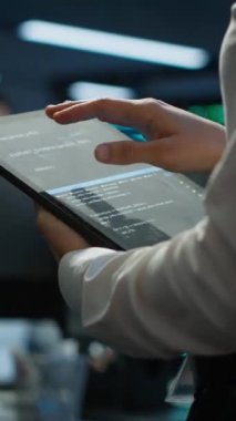 Veri merkezinde çalışan dikey video mühendisi altyapı donanımı enerji tüketimini yönetirken kullanılır. Otomasyon ve sunucu çiftliğindeki süreçleri izlemek için kullanılan iş yerinde tablet kullanan çalışanlar