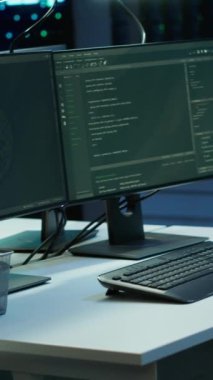 Süper bilgisayarların yönetiminde kullanılan ağ sistemli dikey video veri merkezi çalışma alanı. Ekipmanları denetlemek için kullanılan yüksek teknoloji sunucu çiftliğindeki masada bilgisayar görüntülemeleri