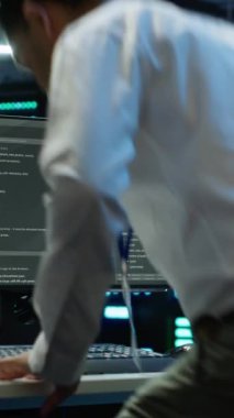 Veri merkezindeki dikey video yönetimi altyapının, yapılandırmaların ve prosedürlerin doğru dökümantasyonunu sürdürüyor, raporlar üretiyor. Sunucu odası çalışanı iş alanı felaketi düzeltmesi yapıyor