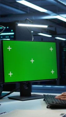 Veri merkezindeki dikey video yönetimi, optimum performans ve güvenilirliği sağlamak için PC 'yi tasarlamak, uygulamak ve yönetmek için kullanır. Sunucu odası kodlaması uzmanı yeşil ekran bilgisayarı, kamera B