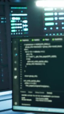 Donanım satırlarını yönetmek için kullanılan ağ sistemli dikey video veri merkezi. Ekipmanları denetlemek için kullanılan gelişmiş sunucu merkezindeki bilgisayar ekranlarında çalışan kodu kapat