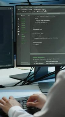 Veri merkezindeki dikey video yazılım geliştiricisi sistemin ağ oluşturma görevlerini yerine getirmesini sağlıyor. Bilgi İşlem uzmanı sunucu odasında PC ile ağ trafiğini takip ediyor, geliştirmeler yapıyor, kamera A