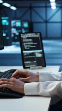 Veri merkezindeki dikey bilgisayar bilimcisi bilgisayara yazılım yüklüyor, sorun çıkarma sorunları, el kamerası görüntüleri. Sunucu merkezinde performans kriterleri oluşturma konusunda IT uzmanını kapat