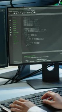 Veri merkezinde bilgisayar klavyesinde yazan dikey video programcısı, sistemin ağ görevlerini yerine getirmesini sağlıyor. Bilgisayar, kamera A ile ağ trafiğini takip eden sunucu çiftliği bilişim uzmanı